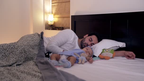 一位有爱心的印度父亲和他可爱可爱的女儿睡在卧室里 一个疲惫的年轻爸爸和他的小女儿在家里放松 快乐的童年 关系和感情 家庭时刻 新的父母 — 图库视频影像