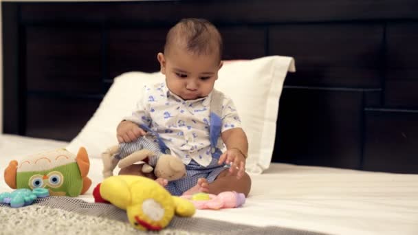 Retrato Dulce Niño Adorable Sentado Solo Una Cama Cómoda Bebé — Vídeo de stock