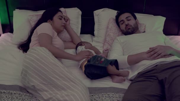 有爱心的印度母亲在晚上睡觉的时候抱着可爱的男婴 年轻的父母和他们可爱的儿子睡在舒适的床上 和家人在一起 可以帮助你睡得更快 更放松 更疲惫 新的父母 做父母 — 图库视频影像