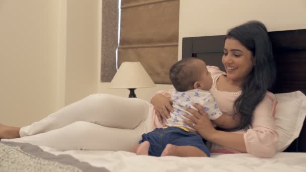 Uma Jovem Mãe Conversando Com Seu Bebê Recém Nascido Enquanto — Vídeo de Stock