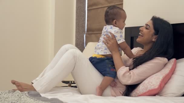 대화를 나누는 아기를 어머니 아름다운 간호사가 침대에 동안귀여운 아이와 유대감 — 비디오