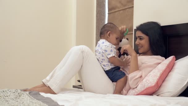 Lindo Niño Adorable Disfrutando Sentado Regazo Madre Dormitorio Una Madre — Vídeos de Stock