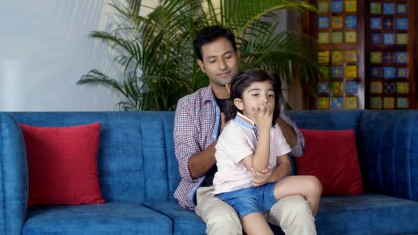 Jovem Bonito Penteando Cabelo Seu Filho Enquanto Ajuda Preparar Pai — Vídeo de Stock