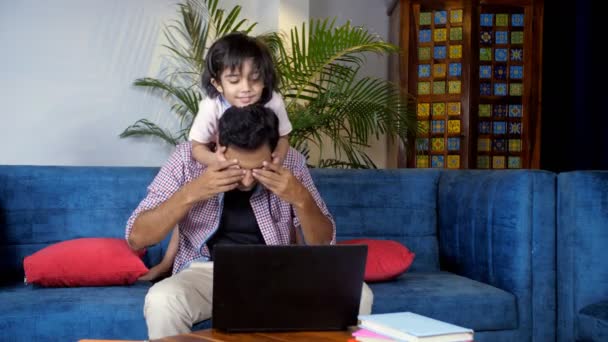 Dizüstü Bilgisayarıyla Uzaktan Yakından Ilgilenen Orta Yaşlı Bir Baba Genç — Stok video