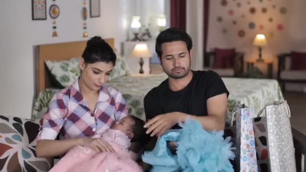 Szczęśliwy Indyjski Ojciec Obdarowuje Swoją Córkę Jasną Kolorową Sukienką Młodzi — Wideo stockowe