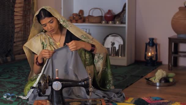 Indiankvinna Som Syr Kläder Sin Gamla Symaskin Vacker Bydam Syr — Stockvideo