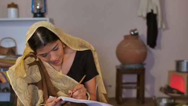 一位有魅力的女农民在传统的萨里学习写作技巧 什克沙 贝塔帕多 贝塔比 巴哈奥 一名在家里学习的农村已婚妇女 一个印第安村庄 一个农村家庭 印度农村地区的识字率 — 图库视频影像