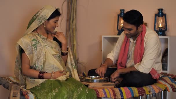 Egy Indiai Falu Szerető Férje Aki Táplálja Simogatja Terhes Feleségét — Stock videók