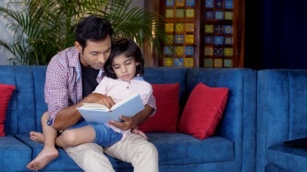 Een Lief Indiaas Kind Dat Een Boek Leest Met Zijn — Stockvideo