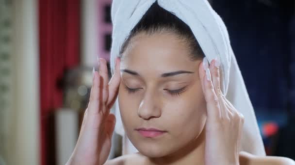 紧张的印度女性 闭上眼睛地按摩着她的额头 充满压力的生活 印度女性 头戴白毛巾的漂亮女性 头疼得厉害 长期偏头痛 — 图库视频影像