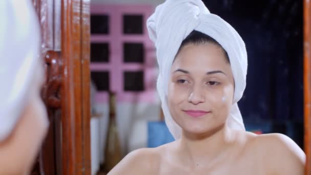 Joyeux Jeune Femme Appliquant Hydratant Crème Sur Visage Après Une — Video