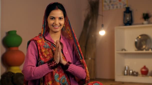 Köylü Kadın Portresi Hakkında Konuşurken Namaste Jesti Yapan Evli Bir — Stok video