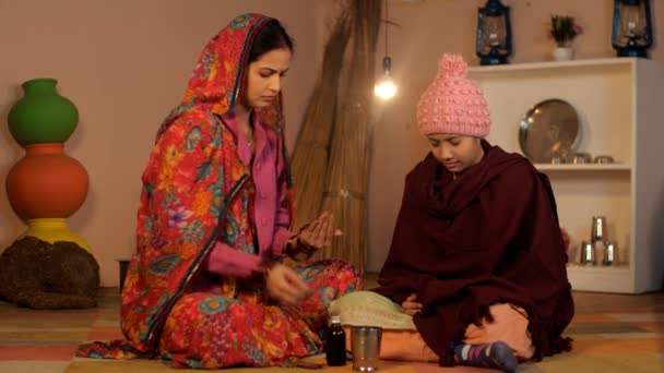 Волнующая Мать Индийской Деревни Дающая Лекарства Своей Дочери Сезонный Грипп — стоковое видео