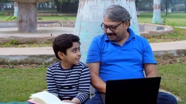 Parkta genç bir oğlanla yaşlı bir adam, boş zaman. Okul çağında bir öğrenci büyükbabasıyla dışarıda otururken kitap okumaktan zevk alıyor. Büyükbaba-torun bağı, boş zaman, hobi.