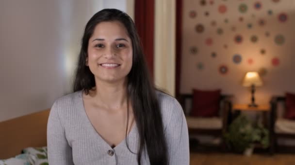 Μια Νεαρή Ινδή Που Κρατούσε Ένα Σετ Εγκυμοσύνης Ενώ Μιλούσε — Αρχείο Βίντεο
