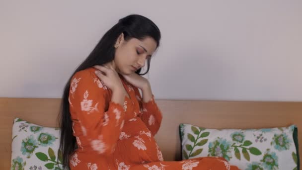 과심한 요통으로 고통받고 아름다운 임신부 침대에 느낀다 — 비디오