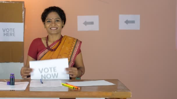 Uma Ativista Feminina Saree Muito Encorajando Pessoas Votar Cidadão Responsável — Vídeo de Stock