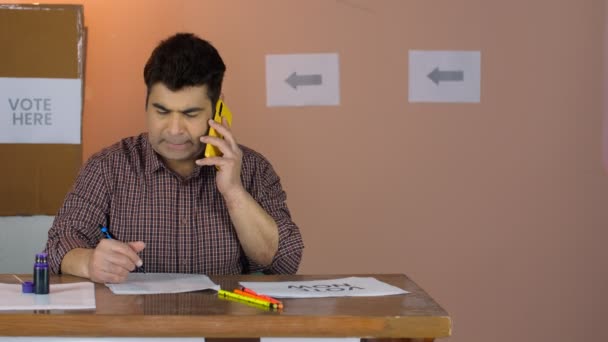 Görev Başındaki Bir Seçim Memuru Çalışırken Akıllı Telefondan Konuşmakla Meşgul — Stok video