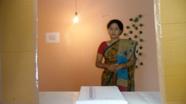 中間選挙 基本的権利 民主主義国 インド議会選挙などの投票所で投票を行う中年女性 女性候補者 投票ブース内に保管された電子投票機 デジタル — ストック動画