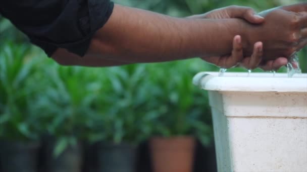 Een Jongeman Wrijft Wast Zijn Handen Een Witte Pot Reinheid — Stockvideo
