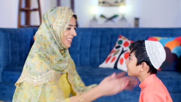 Piękna Hinduska Kobieta Chustce Hidżabie Całująca Syna Czoło Muzułmańska Rodzina — Wideo stockowe
