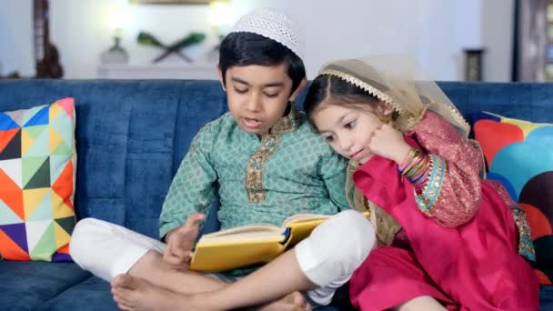 Leuke Moslimbroers Zussen Die Thuis Koran Samen Lezen Heilig Boek — Stockvideo