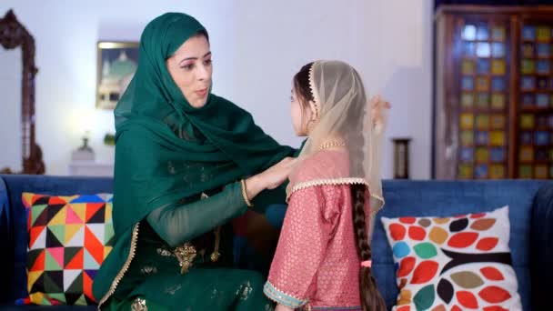Μια Νεαρή Μουσουλμάνα Μητέρα Χιτζάμπ Βάζει Την Κόρη Της Φοράει — Αρχείο Βίντεο