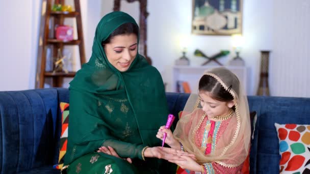 Una Linda Niña Musulmana Aplicando Henna Mehendi Mano Madre Casa — Vídeo de stock