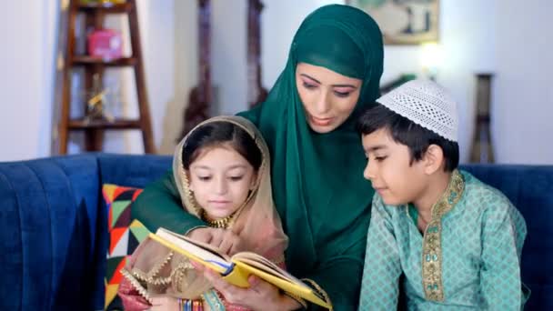 Jóvenes Hermanos Musulmanes Leyendo Libro Junto Con Madre Pequeña Familia — Vídeos de Stock