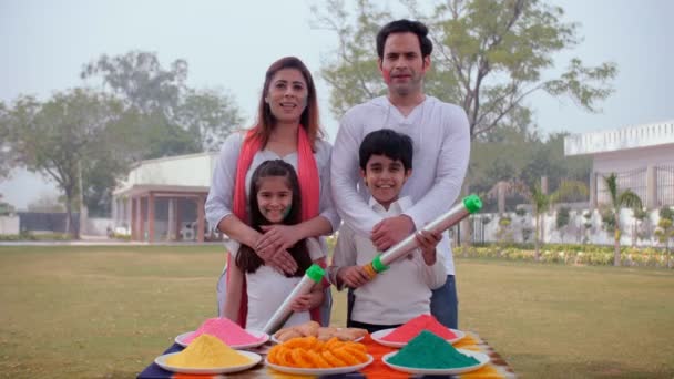 Une Famille Indienne Moderne Souhaite Ses Amis Parents Occasion Holi — Video
