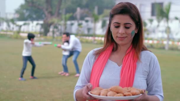 Krásná Hospodyňka Bílém Kurti Chunni Nabízí Tradiční Gujiya Holi Oslavy — Stock video