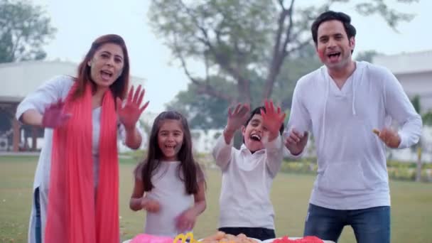 Una Familia India Emocionada Mostrando Sus Coloridas Manos Juntas Festival — Vídeo de stock