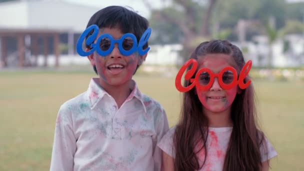 Симпатичный Мальчик Очаровательная Девушка Смешных Гуглях Желающих Всем Холи Индийский — стоковое видео