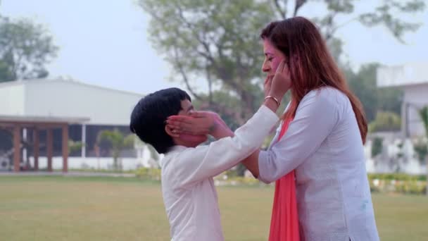 과어린 얼굴에 분말로 분칠을 인도의 축하하는 가운데 다정하게 랑스럽게 껴안는 — 비디오