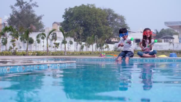 School Kinderen Dragen Grappige Bril Spelen Met Een Waterpistool Pichkari — Stockvideo
