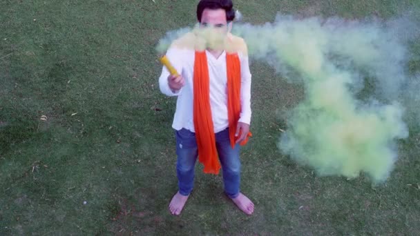 Przystojny Mężczyzna Kolorami Holi Twarzy Korzysta Kolorowego Kija Bombowego Niebezpieczeństwo — Wideo stockowe