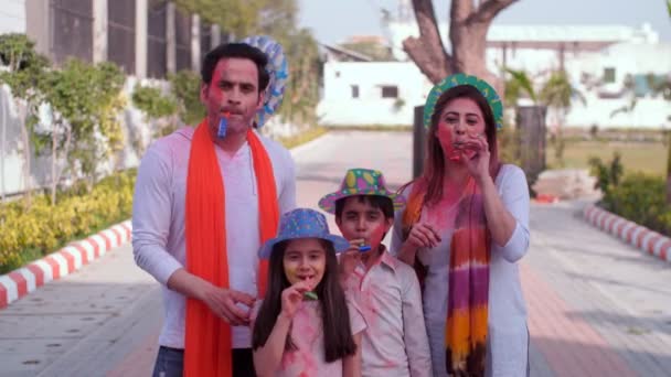 Eine Moderne Urbane Familie Feiert Auf Holi Holi Party Kinderspiel — Stockvideo
