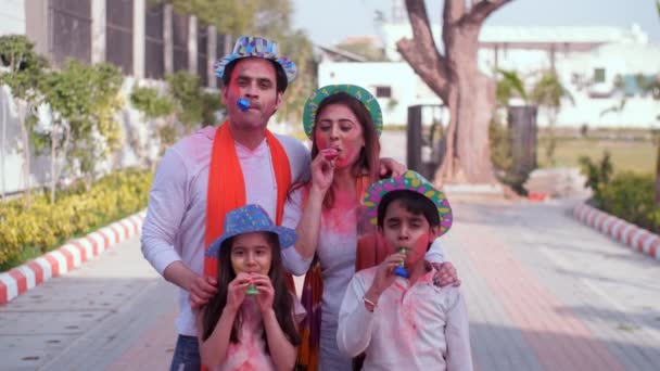 Eine Glückliche Indische Familie Deren Gesichter Holi Farben Geschmiert Sind — Stockvideo