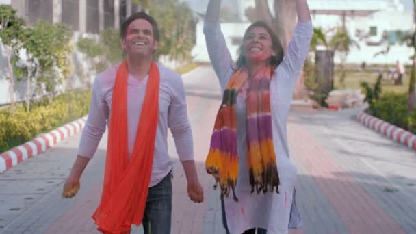 인도의 아내는 홀리를 축하하면서 색깔을 하늘로 던졌다 즐거움 힌두교 유기농 — 비디오