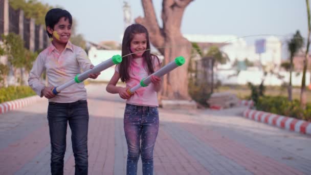 귀여운 친구들 카리를 물총을 가지고 인도의 공원에서 열리는 축제를 축하하는 — 비디오