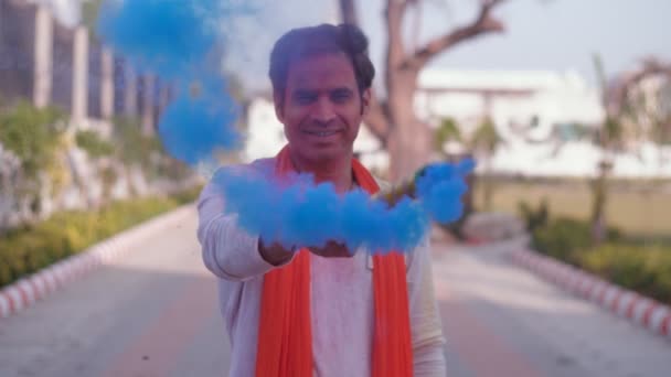 Молодой Индиец Играет Дымовыми Шашками Холи Экологическая Опасность Загрязнение Окружающей — стоковое видео