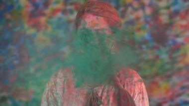 Holi 'de eğlenen ve renk sıçratan güzel genç kadınlar - kuru renk, yüzüne Holi renkleri, organik renkler, gulal. Hintli çekici kadın Hint festivalini kutluyor.