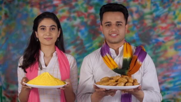 Indické Mládež Talířem Žlutého Gulal Tradiční Gujia Holi Příznivá Událost — Stock video