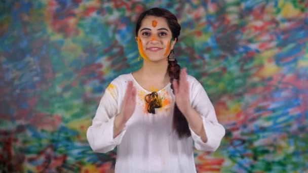 Geleneksel Holi Festivalinde Insanları Namaste Jesti Ile Selamlayan Güzel Bir — Stok video