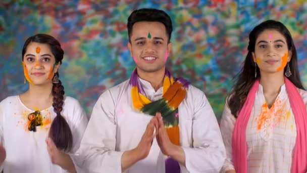 Tres Jóvenes Indios Saludan Gente Con Gesto Namaste Festival Holi — Vídeo de stock