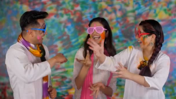 Indiska Tonåringar Med Coola Solglasögon Njuter Att Dansa Tillsammans Holi — Stockvideo
