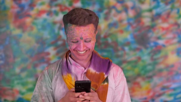Festiwalu Kolorów Młody Azjata Sprawdzający Swój Telefon Uśmiechnięty Twarz Faceta — Wideo stockowe