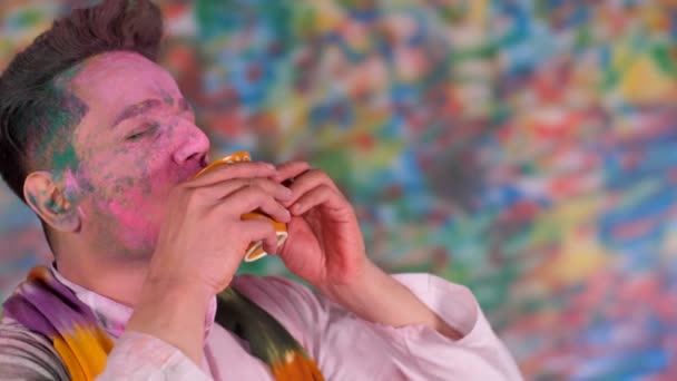 홀리데이 축제에서 Thandai 마시는 얼굴을 잘생긴 영국의한 즐거운 재미있는 즐기고 — 비디오
