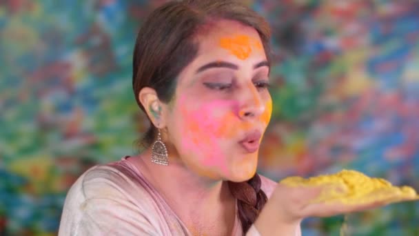Una Hermosa Joven Que Sopla Colores Gulales Orgánicos Color Vibrante — Vídeo de stock