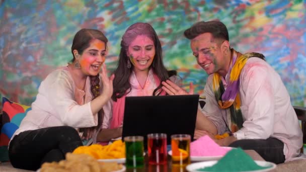Güzel Genç Kız Erkek Kardeşler Holi Kutluyorlar Arkadaşlar Dizüstü Bilgisayarla — Stok video